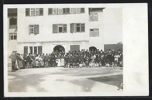 Foto-AK Kirchheim /Teck, Gruppenfoto vor dem Schulhaus