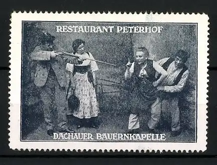 Reklamemarke Restaurant Peterhof, Mitglieder der Dachauer Bauernkapelle in einer Szene, Humoristen