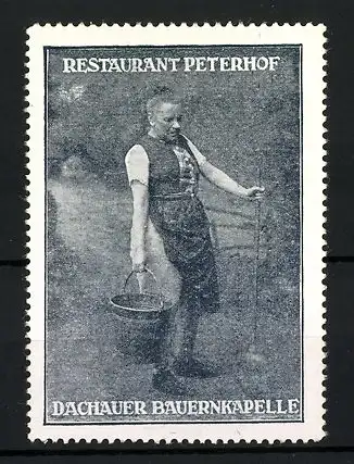 Reklamemarke Restaurant Peterhof, Mitglied der Dachauer Bauernkapelle in einer Szene, Humoristin