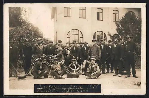 Foto-AK Scheid /Eifel, Teerkolonne vor einem Haus, Fahrrad