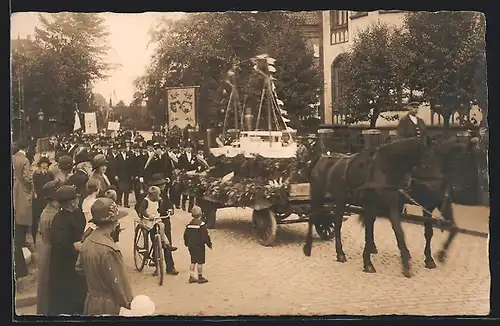 Foto-AK Neumünster, Kuhbergstrasse, Festzug mit Wagen und Publikum