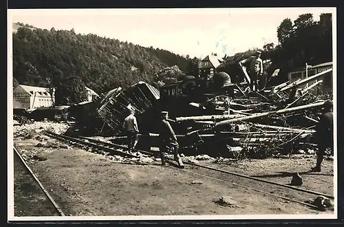 AK Glashütte /Sa., Zerstörter Eisenbahnzug, Arbeiter, Unwetter 1927