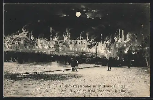 AK Mittweida, Brandkatastrophe 1914, Panorama mit brennenden Gebäuden und Publikum bei Vollmond