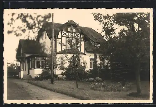 Foto-AK Wanderup, Haus Rieper mit Einfahrt und Garten