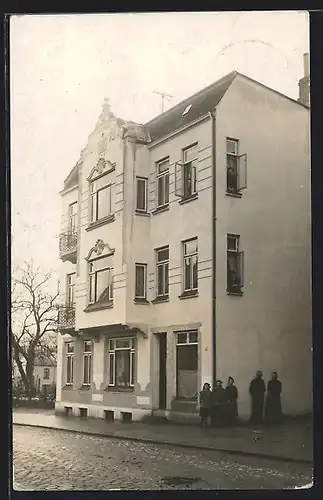 Foto-AK Schleswig, Strassenpartie mit Geschäftshaus im Jahr 1909