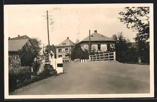 AK Wostromiersch, Strassenpartie mit Schule