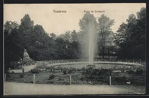 AK Trautenau, Partie im Stadtpark mit Fontäne