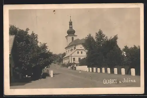 AK Úlibice u Licína, Strassenpartie mit Kirche