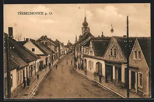 AK Trebechovice p. O., Strassenpartie mit Passanten und Kirchturm aus der Vogelschau