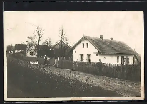 AK Jicineves, Strassenpartie mit Turm, Einwohner und Gänseschar