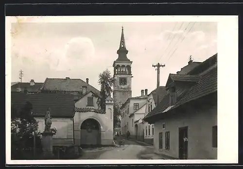 AK Dobruska, Strassenpartie mit Turm und Denkmal