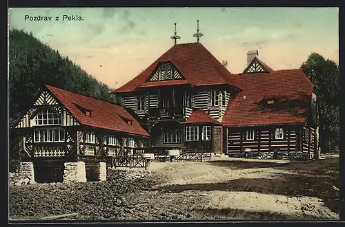 AK Peklo, Gasthaus mit Strasse, Fachwerk