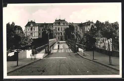 AK Jermer, Strassenpartie mit Brücke und historischem Gebäude