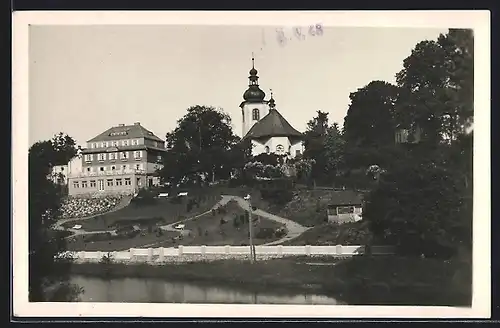 AK Rokitnitz / Rokytnice v Orlickych Horach, Blick vom Ufer zur Kapelle