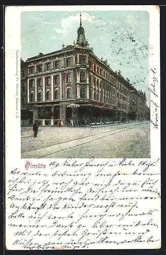 AK Olmütz, Strassenpartie mit grossem Gebäude