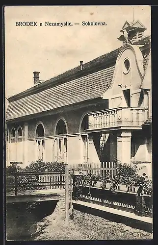 AK Brodek u Nezamyslic, Sokolovna, Turnhalle im Sonnenlicht