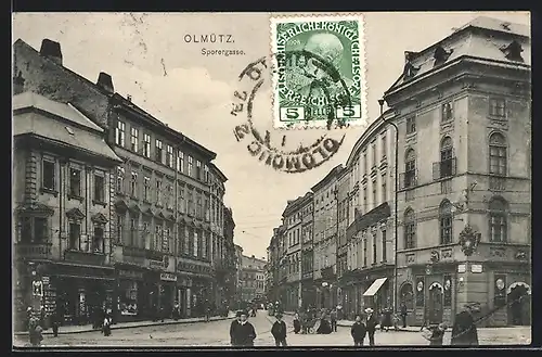 AK Olmütz, Sporergasse mit Passanten