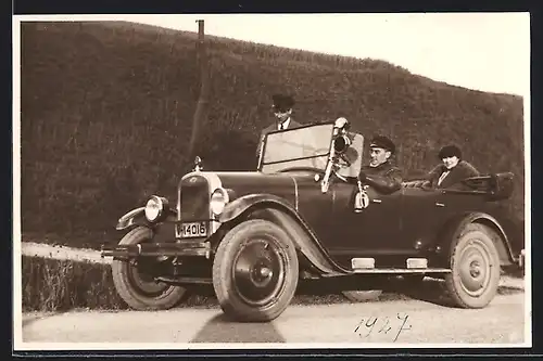 Foto-AK Auto Chevrolet (1926), Männer fahren eine Dame umher