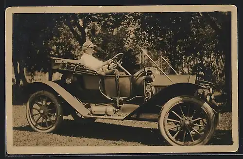 Foto-AK Auto Buick (1913), steht mit Fahrer vor einer Baumgruppe