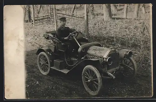 Foto-AK Auto Buick 10 (1908), Junger Mann mit seinem Wagen auf einem Feld
