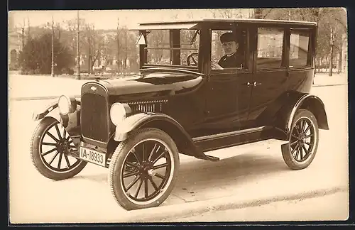 Foto-AK Auto Chevrolet Superior (1923), Junger Mann schaut aus dem Fenster seines Wagens