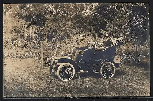 AK Auto Cadillac M (1906), Mann chauffiert eine Dame mit offenem Verdeck