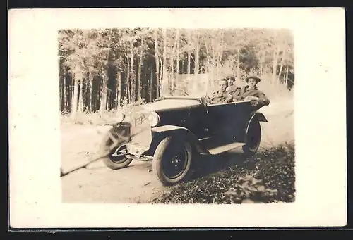Foto-AK Auto Praga (192 ), Drei Männer unterwegs auf einer Strasse am Wald