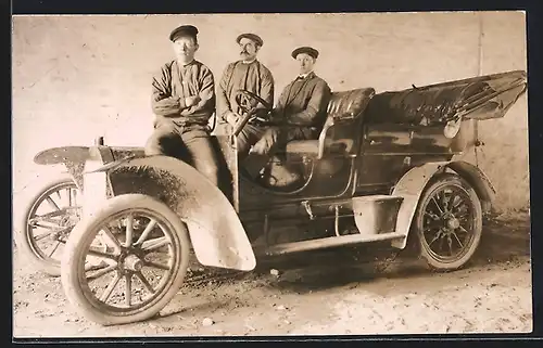 Foto-AK Auto Laurin & Klement F (1908), Drei Männer sitzen auf dem KFZ