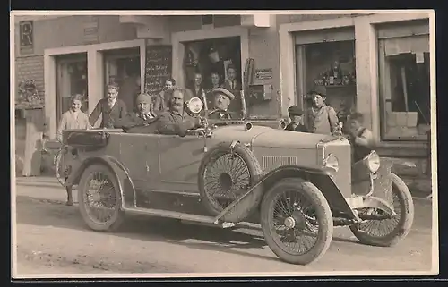 Foto-AK Gräf & Stift (1925) VK 7 /20, Schaulustige bestaunen das Fahrzeug