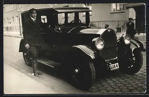Foto-AK Auto Buick (1926) Standard 6, Junger Chauffeur nebst seinem KFZ