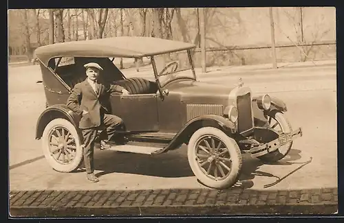Foto-AK Auto Chevrolet K (1925), Kleiner Fahrer lehnt an seinem Wagen