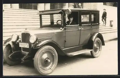 Foto-AK Auto Chevrolet AA Capitol (1927), Stolzer Fahrer am Lenkrad