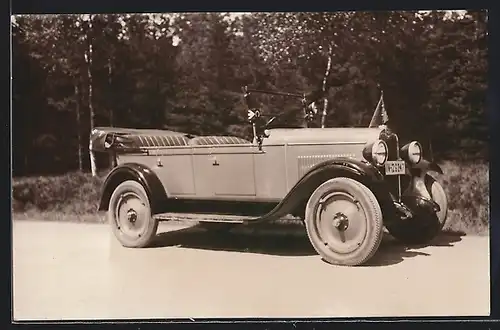 Foto-AK Auto Chevrolet AB-National (1928), Auto parkt seitlich am Strassenrad