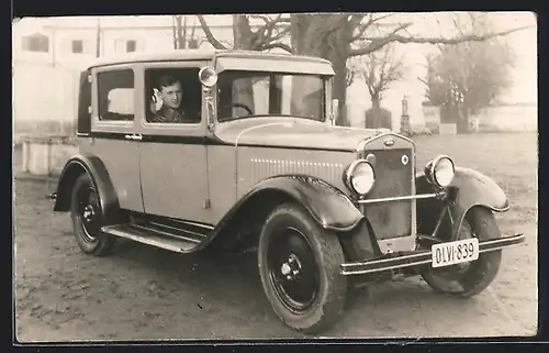 Foto-AK Auto Skoda 422 (1930-32), Junger Mann im hellen Wagen