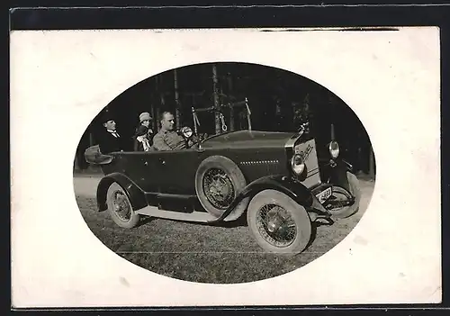Foto-AK Auto Praga Mignon (1927), Chauffeur fährt Familie umher
