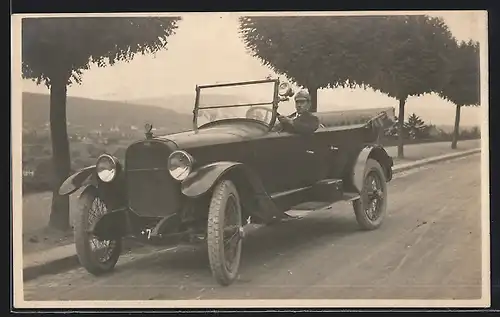 Foto-AK Auto Chandler Dispatch (1921), Junger Fahrer beim Abbiegen