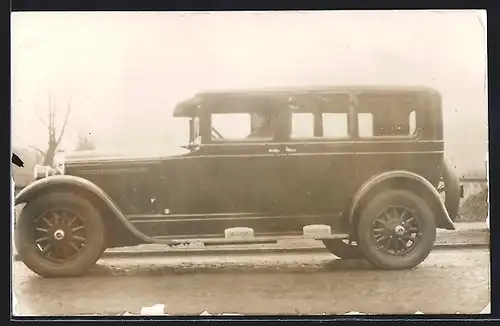 Foto-AK Auto Buick (1927), Fahrer sitzt in dunkler Limousine