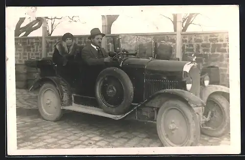 Foto-AK Perl (192 ), Chauffeur fährt gutbürgerliche Dame umher