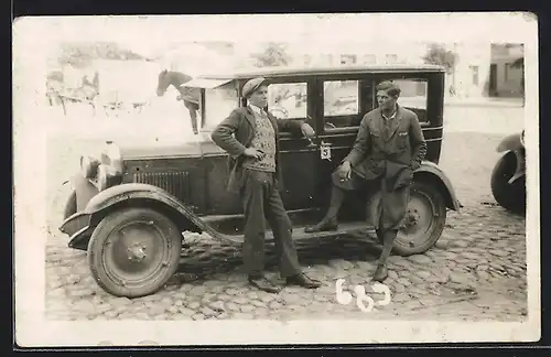 Foto-AK Auto Chevrolet Capitol (1927), Männer neben ihrem KFZ vor den Pferdekutschen