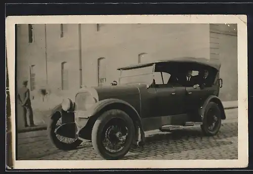 Foto-AK Auto Chandler (1922), Zwei Herren schauen von den Rücksitzen aus dem Wagen heraus
