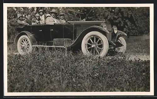 Foto-AK Auto Chandler Dispatch (1921), Familie auf einem Feldweg