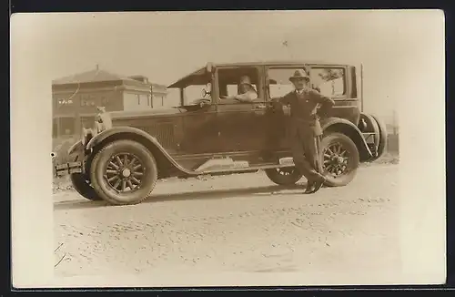 Foto-AK Auto Buick Standard Six (1926 /27), Dame am Lenkrad und Herr nebst Wagen