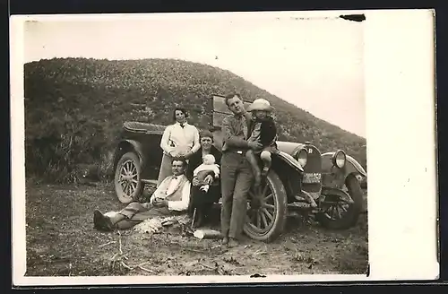 Foto-AK Auto Buick (1919 /29), Familie mit Kleinkind lehnt sich an das Fahrzeug