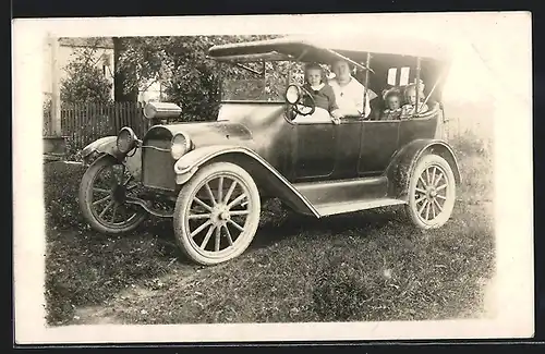 Foto-AK Auto Buick (1915 /16), Mutter mit ihren Töchtern im Wagen