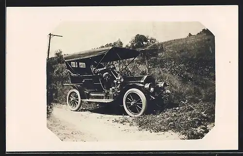 Foto-AK Buick Model 17 (1909), Wagen steht auf der Wiese