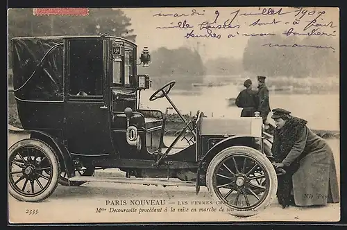 AK Auto Darracq 1907, Les Femmes Chauffeur, Chauffeurin lässt ihr Auto an, Emanzipation