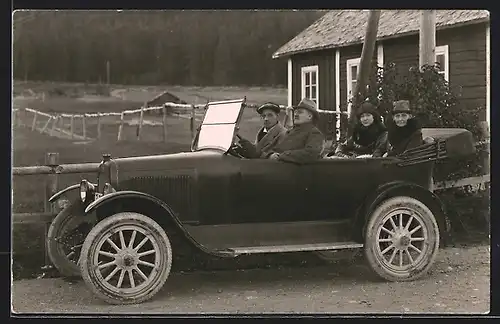 Foto-AK Auto Briscoe (1919), Zwei Paare fahren gemeinsam im KFZ