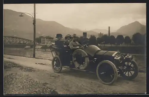 Foto-AK Auto Darracq (191 ), Zwei Paare fahren am Wasser vorbei