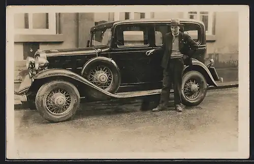 Foto-AK Auto Chevrolet (1932), Stolzer Besitzer vor seinem Automobil