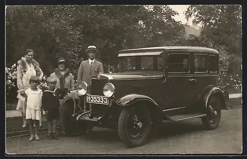 Foto-AK Auto Chevrolet AC (1929), Familie posiert mit ihrem Wagen